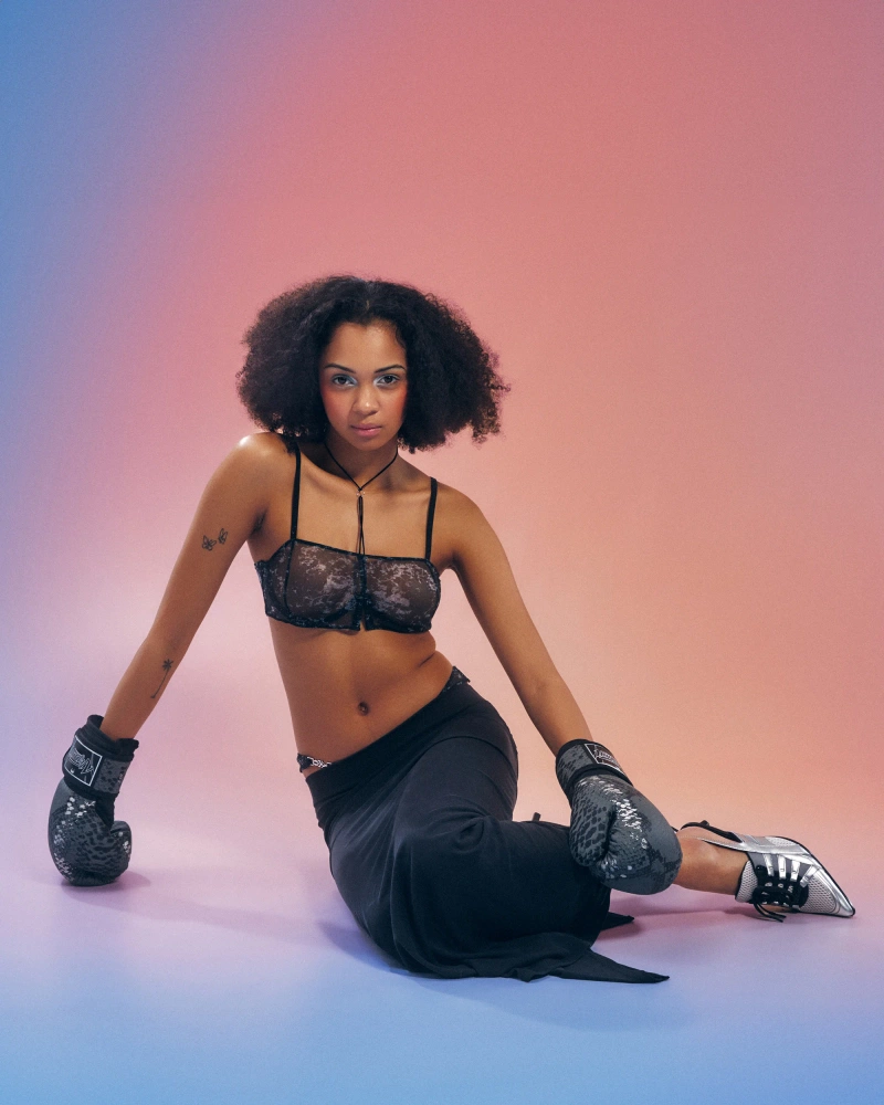 Biustonosz z wiązaniem na szyi